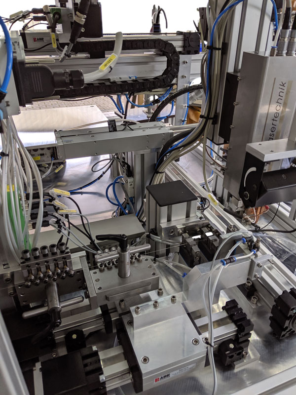 Widerstandsschweißtechnik: Automatisierte Schweißanlage mit Steuerungseinheit und Elektroden